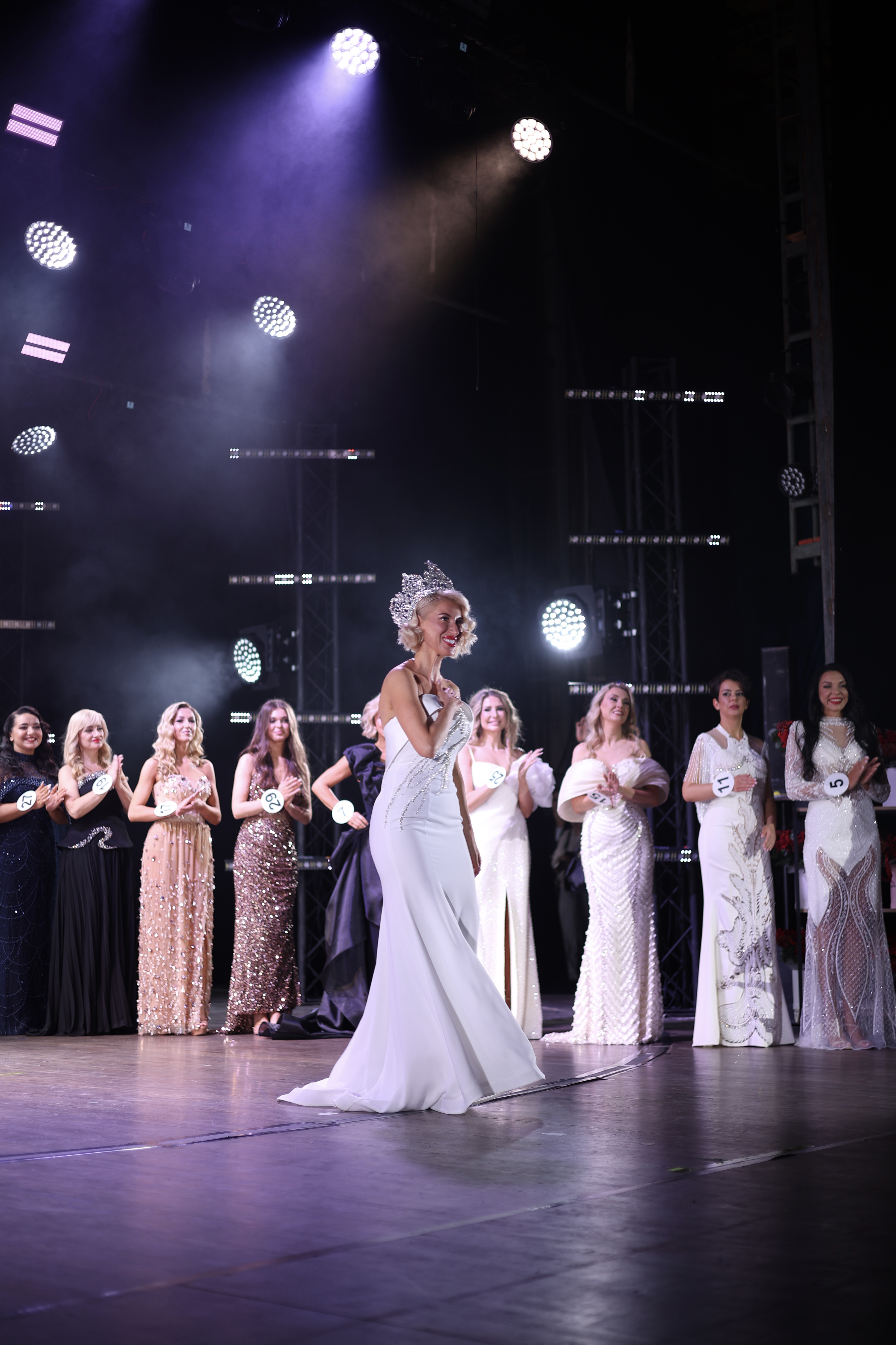 Переможниця у короні виходить до залу на фіналі конкурсу